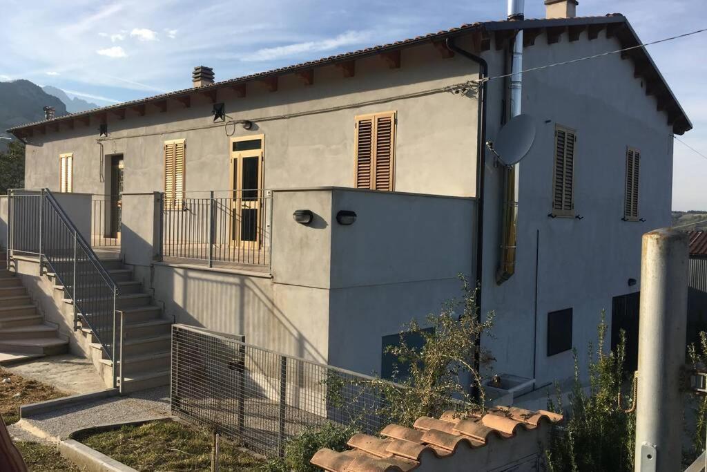 Casa A Montebello Di Bertona Con Vista Gran Sasso Villa Exterior foto