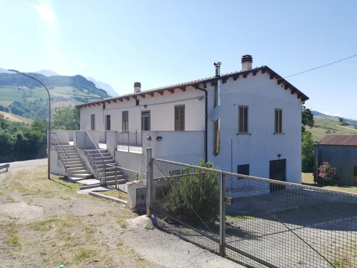 Casa A Montebello Di Bertona Con Vista Gran Sasso Villa Exterior foto